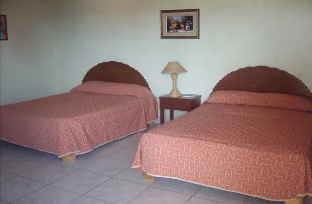 Hotel El Toro Monte Plata habitacion 2 grandes camas